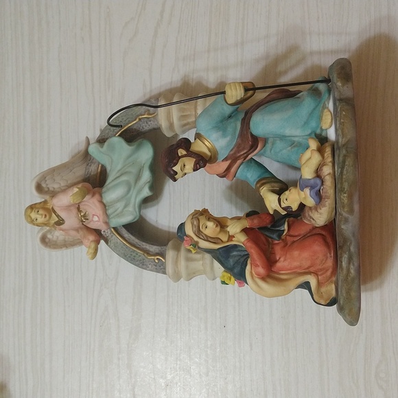 Vintage 2002 Avon Collectibles Holiday Treasures Porcelain Nativity Set - Picture 4 of 7
